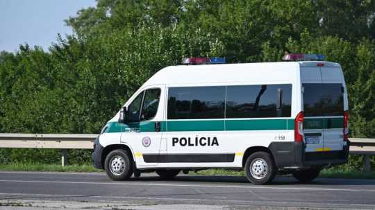 Na snímke policajná dodávka.