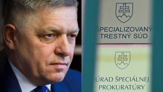 Na snímke premiér Robert Fico a tabuľa Úradu špeciálnej prokuratúry.