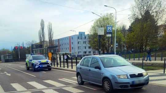 Snímka z miesta nehody, pri ktorej vodič zrazil dievča na priechode pre chodcov.