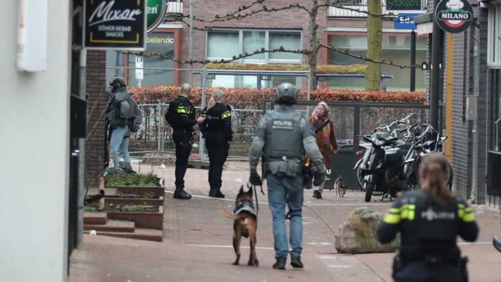 Holandská polícia zadržala muža s maskou. Rukojemnícka dráma sa skončila