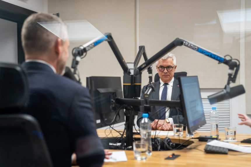 Ivan Korčok (vzadu) a Peter Pellegrini pred prvým duelom pred druhým kolom prezidentských volieb.