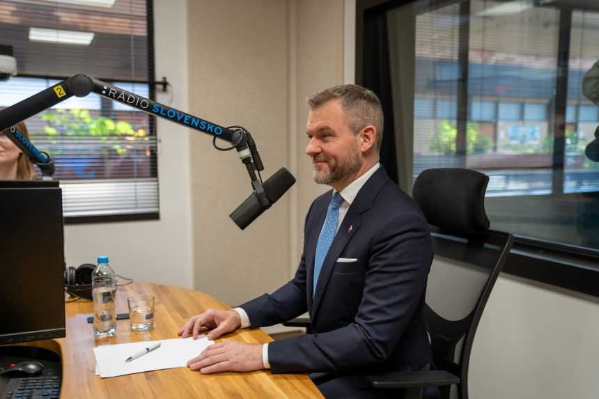 Peter Pellegrini v štúdiu relácie Z prvej ruky pred debatou s Ivanom Korčokom.