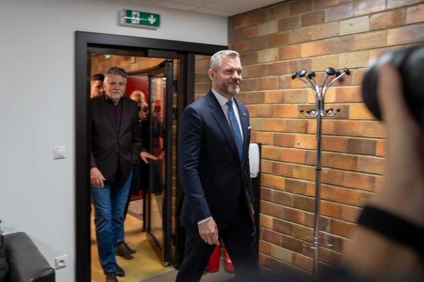 Peter Pellegrini pri príchode do duelu s Ivanom Korčokom. V pozadí Generálny riaditeľ RTVS Ľuboš Machaj.