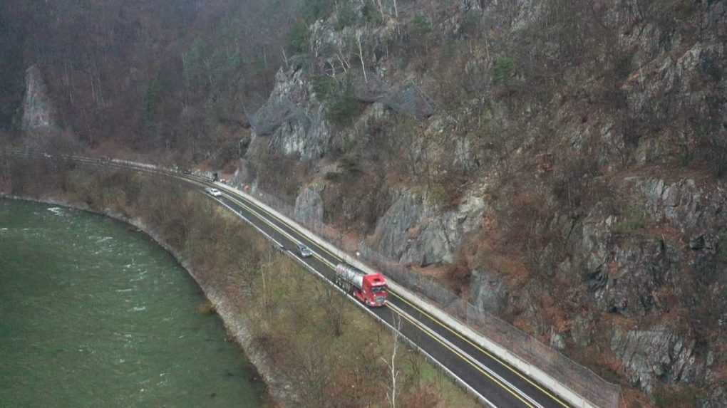 Cestu pod Strečnom nateraz nebudú uzatvárať. Motoristov však čaká zdržanie