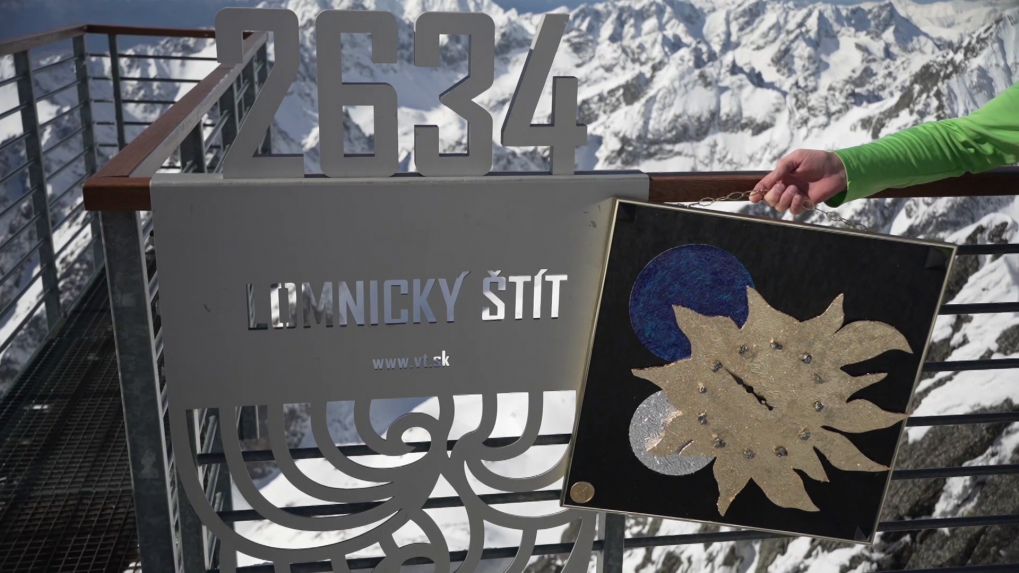 Na Lomnickom &scaron;t&iacute;te pribudli aj netradičn&eacute; slnečn&eacute; hodiny.