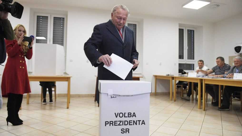 B&yacute;val&yacute; prezident SR Rudolf Schuster vo volebnej miestnosti v Ko&scaron;iciach.