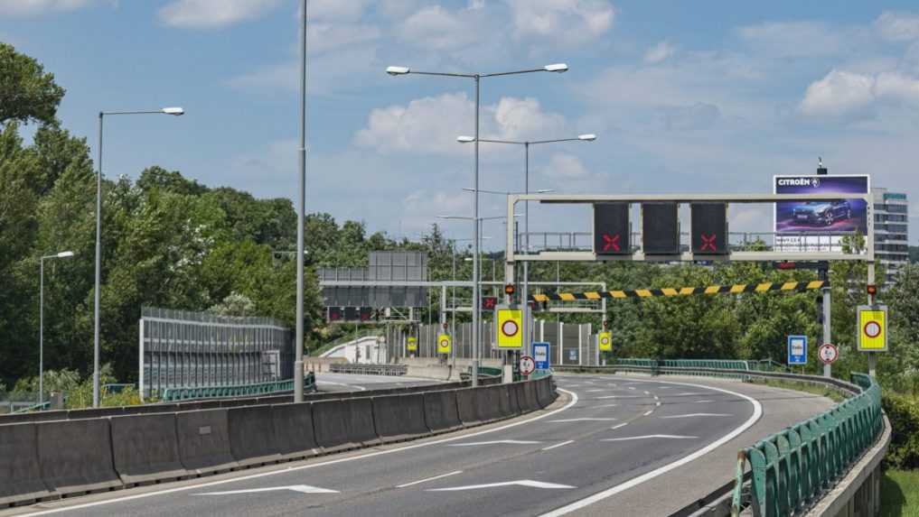 Tunel Sitina v stredu ráno museli pre nehodu uzavrieť. Kamión sa zrazil s dvoma autami