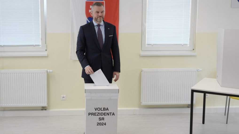 Kandid&aacute;t na prezidenta SR Peter Pellegrini vhadzuje ob&aacute;lku s hlasovac&iacute;m l&iacute;stkom do volebnej schr&aacute;nky v druhom kole prezidentsk&yacute;ch volieb.