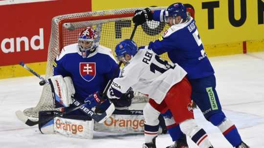 Na snímke zľava Samuel Hlavaj (Slovensko), Jakub Flek (Česko) a Patrik Bačik (Slovensko) v prípravnom zápase pred MS 2024 v hokeji Slovensko - Česko.