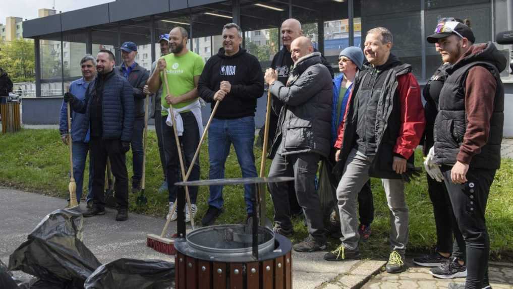 Andrej Danko (šiesty vľavo) počas upratovania v bratislavskej Dúbravke.