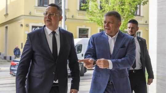 Na snímke predseda vlády SR Robert Fico (Smer-SD) prichádza na kontrolný deň na Ministerstve financií SR, vľavo minister financií SR Ladislav Kamenický (Smer-SD).