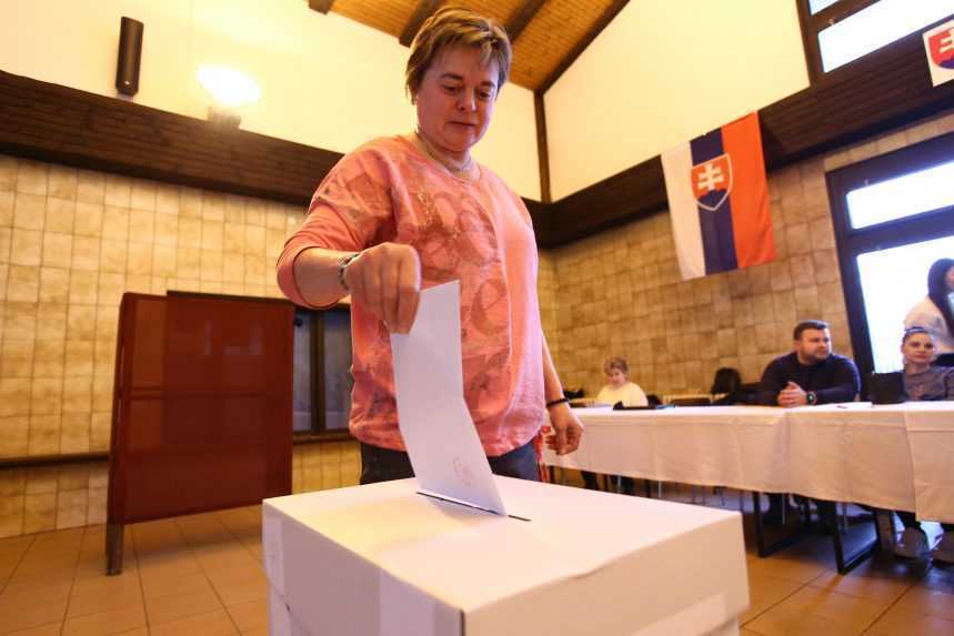 Na sn&iacute;mke muž vhadzuje ob&aacute;lku s hlasovac&iacute;m l&iacute;stkom do volebnej schr&aacute;nky v budove železničnej stanice v meste Kr&aacute;sno nad Kysucou v okrese Čadca v sobotu 6. apr&iacute;la 2024.