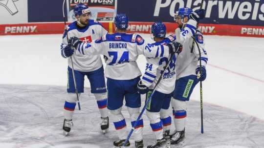 Na snímke slovenskí hokejisti sa tešia z gólu počas prípravného hokejového zápasu Nemecko - Slovensko v sobotu 20. apríla 2024 v nemeckom Augsburgu.