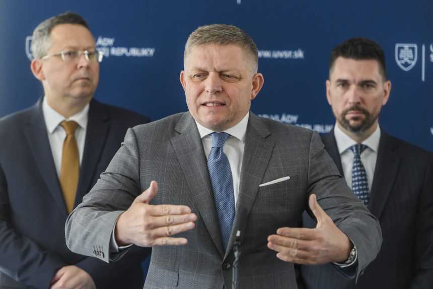 Na snímke zľava minister financií SR Ladislav Kamenický (Smer-SD), predseda vlády SR Robert Fico (Smer-SD) a minister pôdohospodárstva a rozvoja vidieka SR Richard Takáč (Smer-SD) počas tlačovej konferencie po výjazdovom rokovaní vlády.
