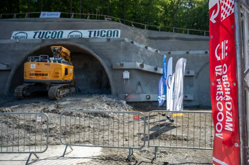 Na snímke stavenisko pred tunelom Okruhliak počas slávnostného razenia tunela Okruhliak, ktorý je súčasťou stavby R4 Prešov - severný obchvat.