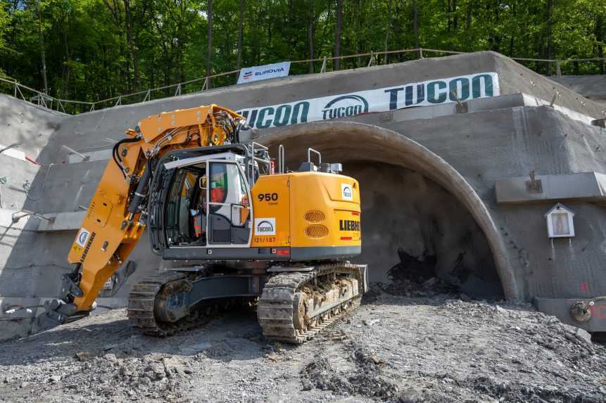 Na snímke stavenisko pred tunelom Okruhliak počas slávnostného razenia tunela Okruhliak, ktorý je súčasťou stavby R4 Prešov - severný obchvat.