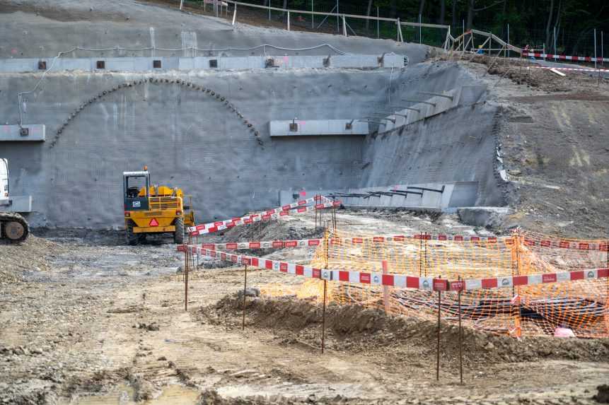 Na snímke stavenisko pred tunelom Okruhliak počas slávnostného razenia tunela Okruhliak, ktorý je súčasťou stavby R4 Prešov - severný obchvat.