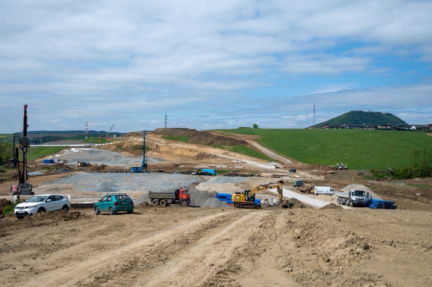 Na snímke stavenisko pred tunelom Okruhliak počas slávnostného razenia tunela Okruhliak, ktorý je súčasťou stavby R4 Prešov - severný obchvat.