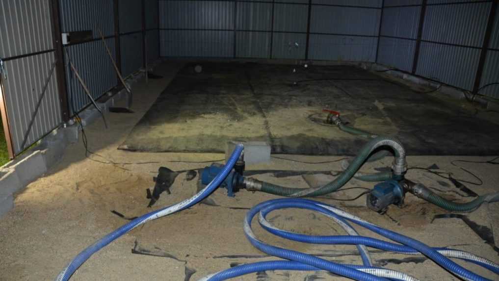 Na snÃƒÂ­mke zariadenie na odÃ„ÂerpÃƒÂ¡vanie nafty z produktovodu.