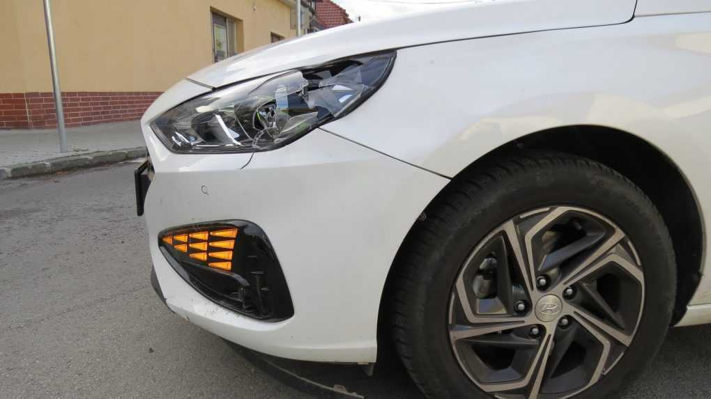 Na snímke poškodené auto po strete s kolobežkou v Hlohovci.