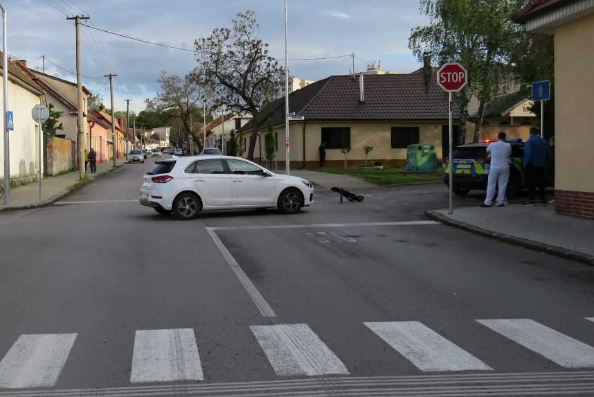 Na sn&Atilde;&Acirc;&shy;mke auto pri kolobe&Atilde;&Acirc;&frac34;ke, ktor&Atilde;&Acirc;&iexcl; le&Atilde;&Acirc;&frac34;&Atilde;&Acirc;&shy; na vozovke.