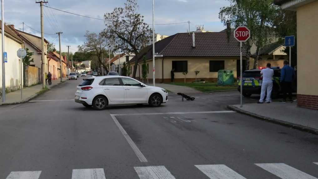 FOTO: Žena na e-kolobežke nedala prednosť autu, spolu s dcérou (9), ktorú viezla, skončili v nemocnici