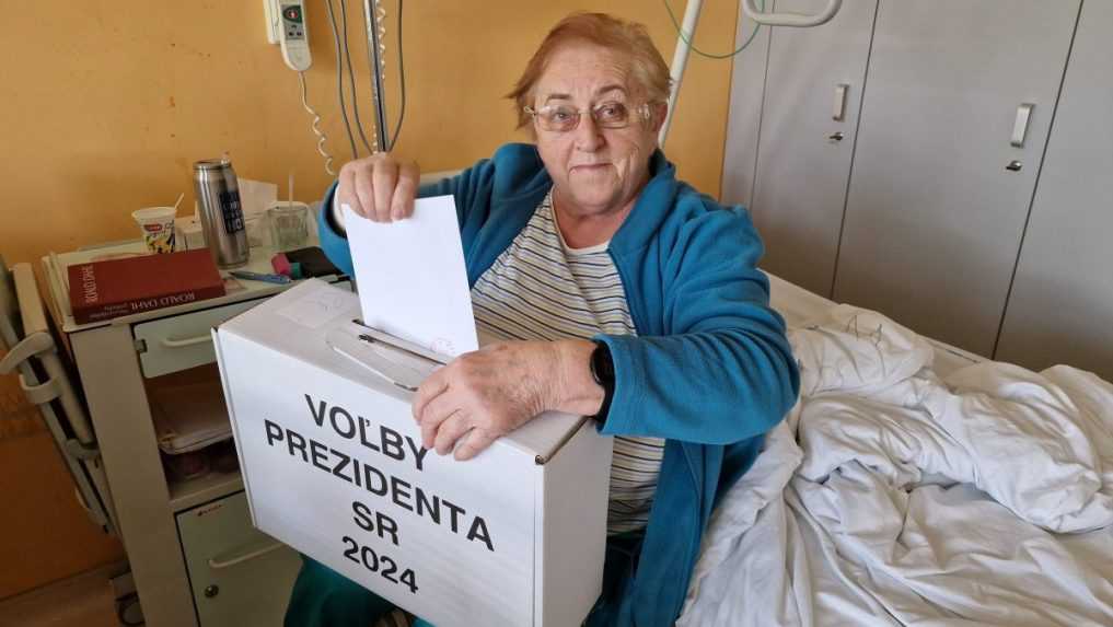Pacientka Fakultnej nemocnice s poliklinikou J. A. Reimana v Pre&scaron;ove počas volebn&eacute;ho aktu do prenosnej volebnej urny.