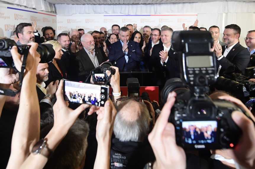 Na snímke Peter Pellegrini a jeho tím.
