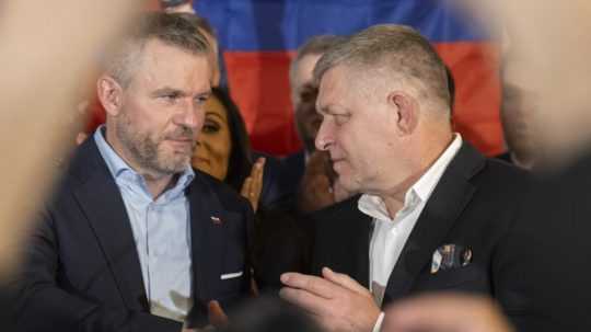 Vľavo Peter Pellegrini, ktorému gratuluje premiér Robert Fico.