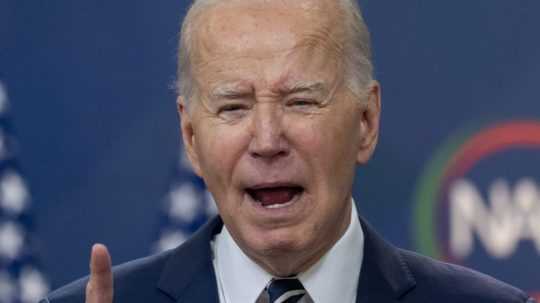 Americký prezident Joe Biden gestikuluje v Bielom dome vo Washingtone.