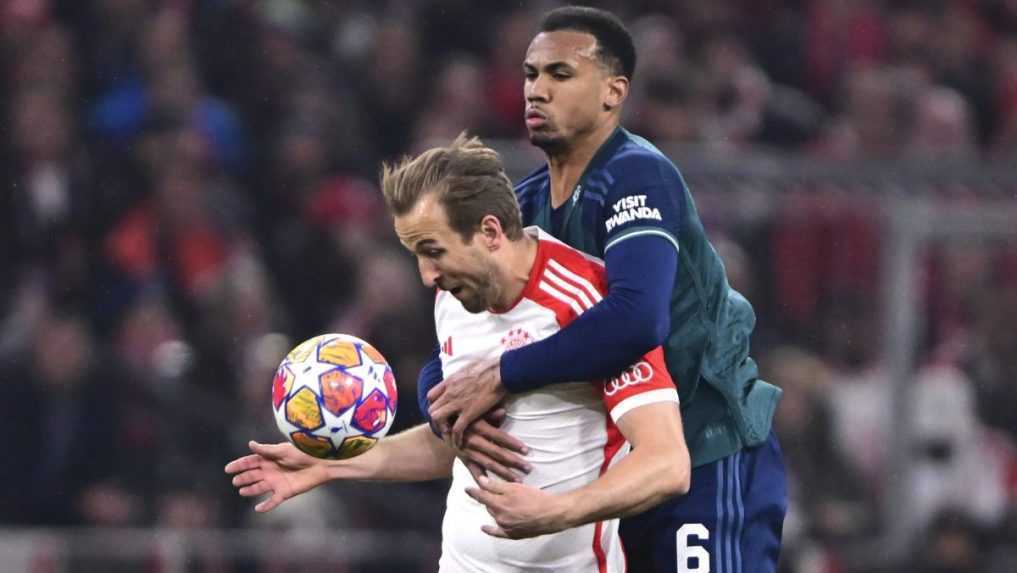 Harry Kane (vľavo) z Bayernu v s&uacute;boji o loptu s Grabrielom z Arsenalu.