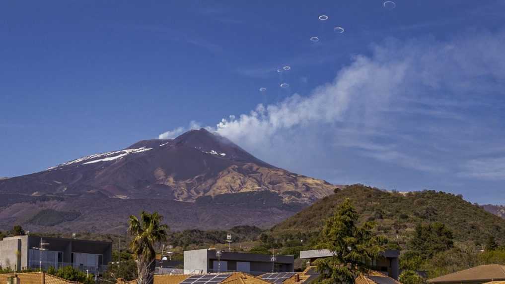 Letisko na obľúbenom talianskom ostrove obmedzilo lety. Sopka Etna chrlí lávu a dymí