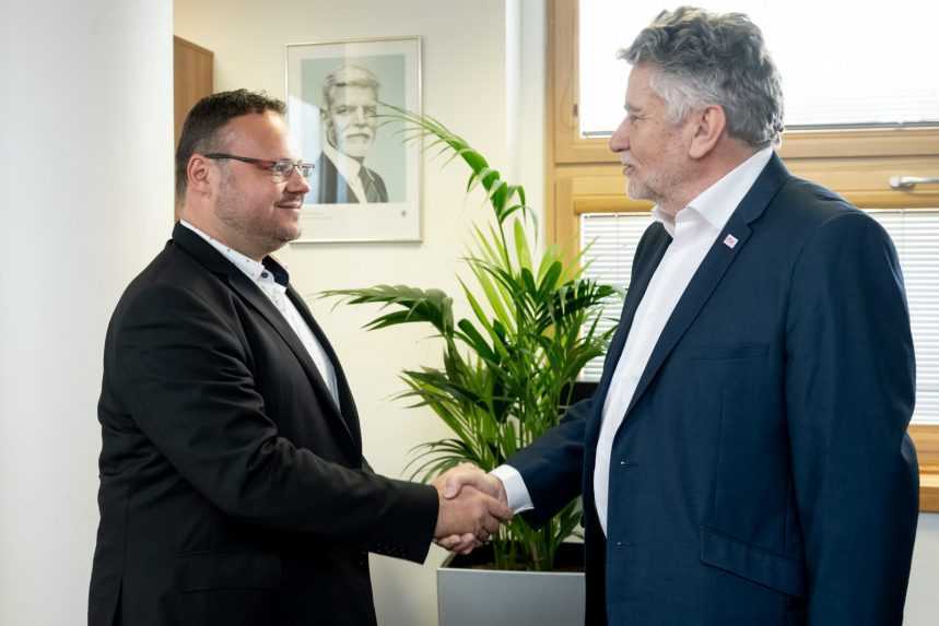 Na sn&Atilde;&Acirc;&shy;mke z&Atilde;&Acirc;&frac34;ava riadite&Atilde;&Acirc;&frac34; &Atilde;&Acirc;esk&Atilde;&Acirc;&copy;ho rozhlasu Ren&Atilde;&Acirc;&copy; Zavoral a gener&Atilde;&Acirc;&iexcl;lny riadite&Atilde;&Acirc;&frac34; RTVS &Atilde;&Acirc;&frac12;ubo&Atilde;&Acirc;&iexcl; Machaj.