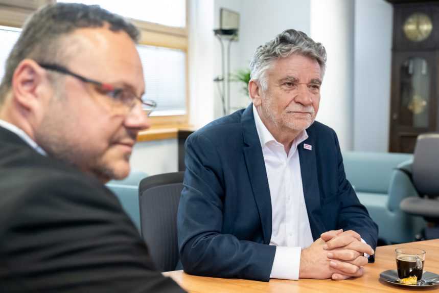 Vpravo generálny riaditeľ RTVS Ľuboš Machaj, vľavo riaditeľ Českého rozhlasu René Zavoral.