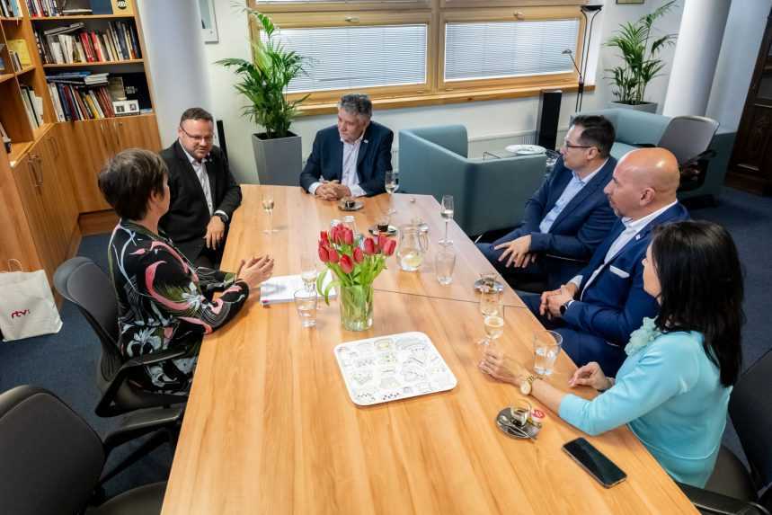 Debata o podobe nov&Atilde;&Acirc;&copy;ho z&Atilde;&Acirc;&iexcl;kona o m&Atilde;&Acirc;&copy;di&Atilde;&Acirc;&iexcl;ch verejnej slu&Atilde;&Acirc;&frac34;by.