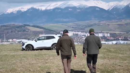 Na snímke dvaja muži v zelenom na kopci pri Liptovskom Mikuláši.