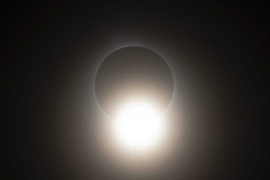 Astronomické divadlo sa začalo v Mexiku tesne po 11.00 h miestneho času, keď tma zahalila letovisko Mazatlán na pobreží Tichého oceánu.