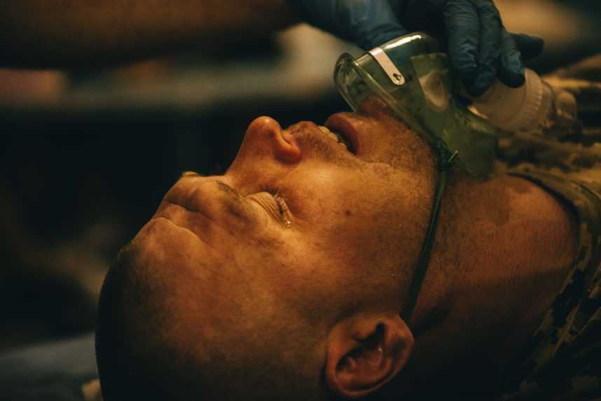 Dobrovoľní zdravotníci pomáhajú vojakom z 5. útočnej brigády pri Bachmute.