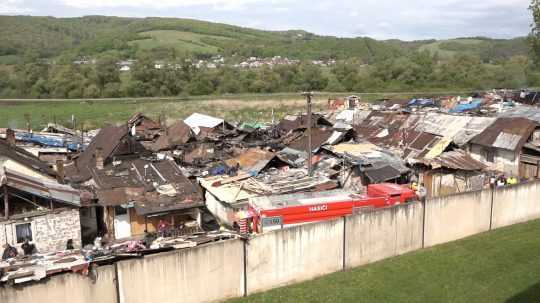 Zhorené chatrče.