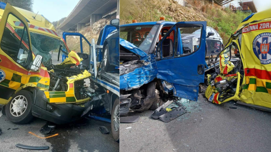 Sanitka sa čelne zrazila s vozidlom odťahovej služby.