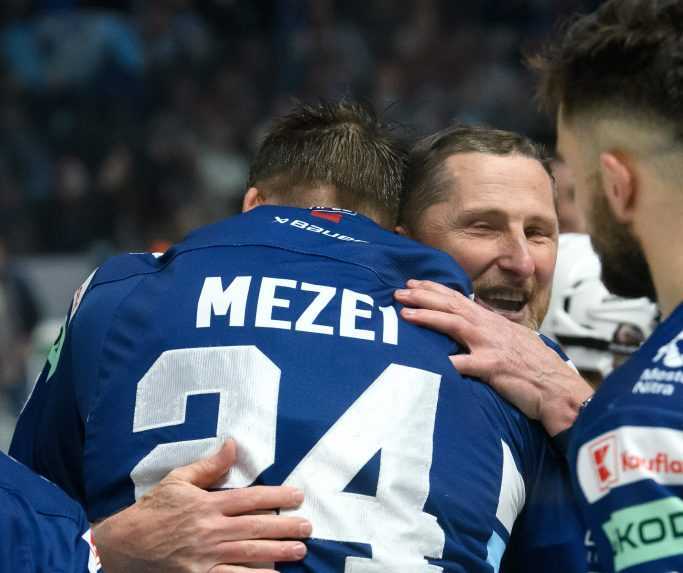 Víťazné objatie kapitána Nitry Branislava Mezeia s trénerom Antonínom Stavjaňom.