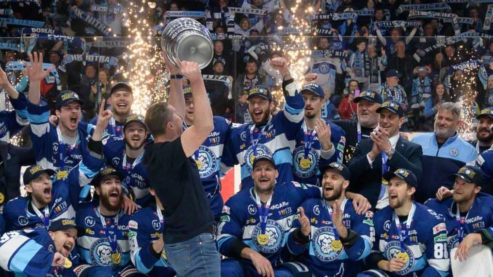 Tréner Nitry Antonín Stavjaňa dvíha nad hlavu majstrovskú trofej.