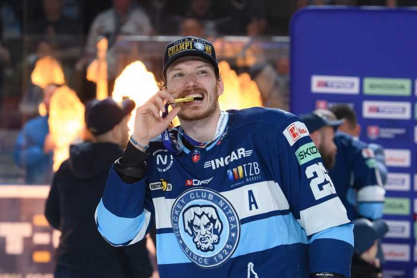 Samuel Buček pózuje so zlatou medailou počas osláv majstrovského titulu.