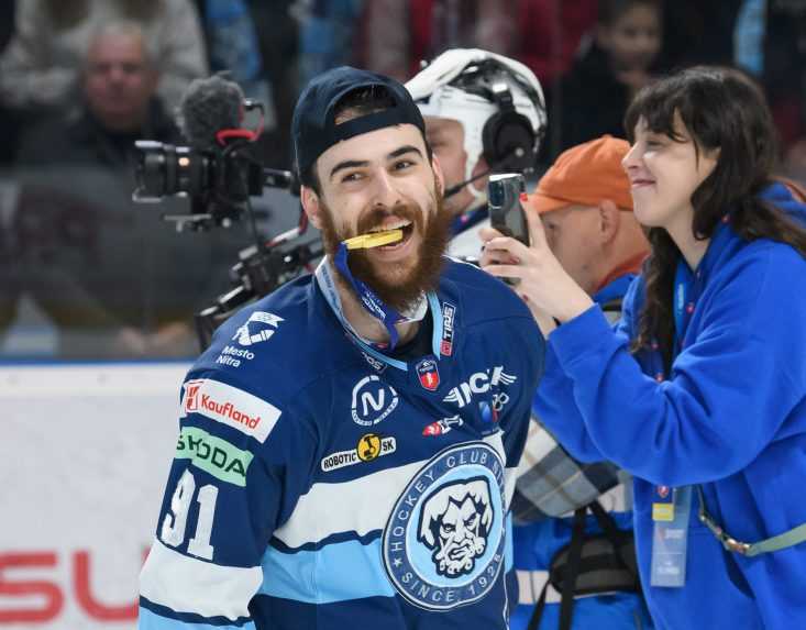 Robert Jackson pózuje so zlatou medailou.