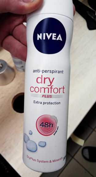 Na snímke anti-perspirant v spreji Nivea.