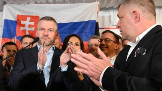 Peter Pellegrini sa raduje z výsledkov vo volebnej centrále.