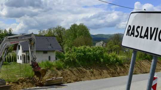 Obec Raslavice musí Fondu na podporu športu vrátiť dotáciu na športovisko.