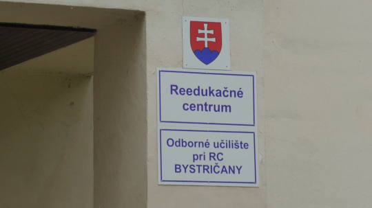 Tabuľa reedukačného centra v Bystričanoch.