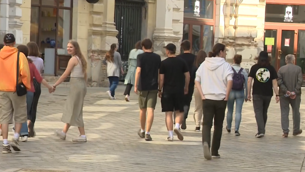 Slovné aj osobné útoky stupňujú napätú atmosféru v spoločnosti. Činitelia vyzývajú ľudí, aby sa upokojili