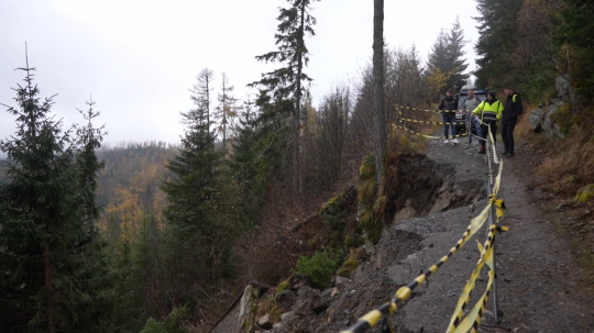 Prepadnutá turistická trasa nad Hrebienkom vo Vysokých Tatrách.